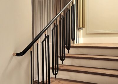 Balustrada malowana proszkowo z elementami mosiądzu