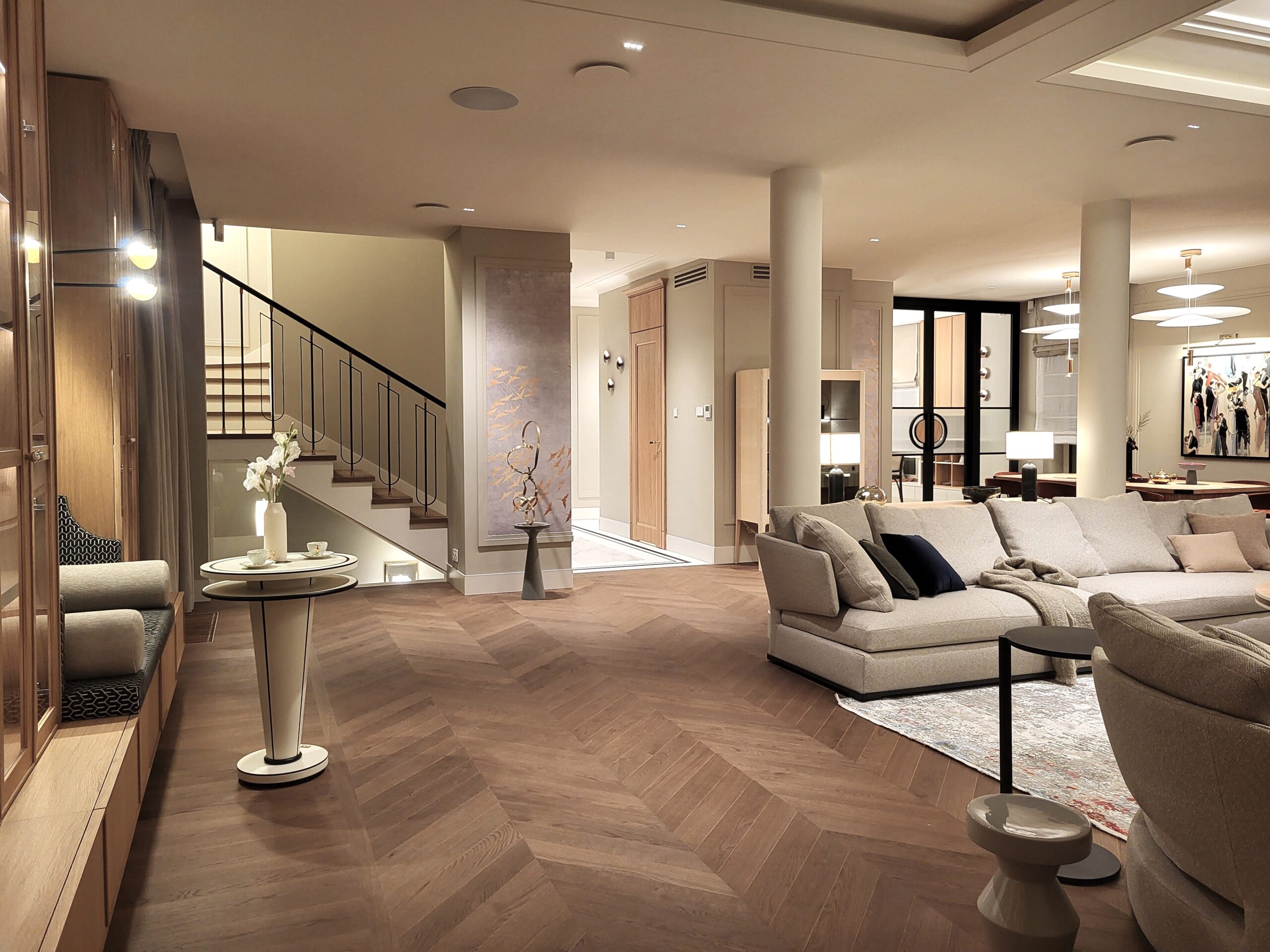 Balustrada malowana proszkowo z elementami mosiądzu