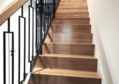 Balustrady z pochwytem drewnianym