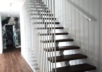 Schody stalowe, stopnie drewniane, balustrada harfa