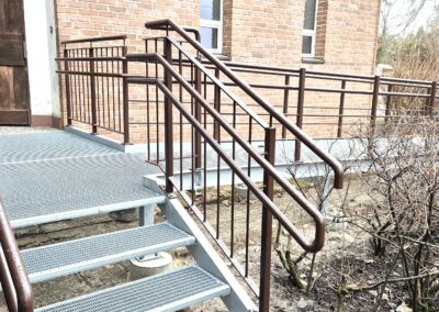 Schody zewnętrzne, podjazd dla niepełnosprawnych