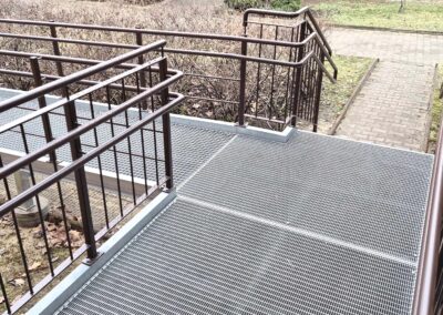 Schody zewnętrzne, podjazd dla niepełnosprawnych