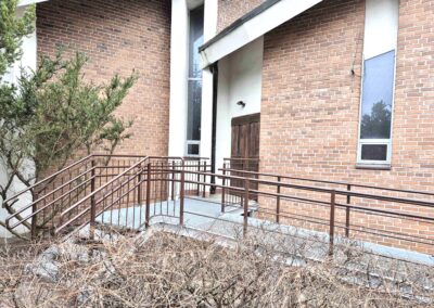 Schody zewnętrzne, podjazd dla niepełnosprawnych