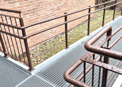 Schody zewnętrzne, podjazd dla niepełnosprawnych