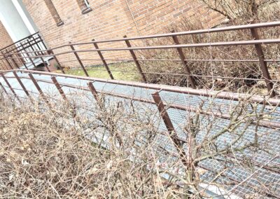 Schody zewnętrzne, podjazd dla niepełnosprawnych