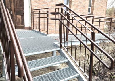 Schody zewnętrzne, podjazd dla niepełnosprawnych