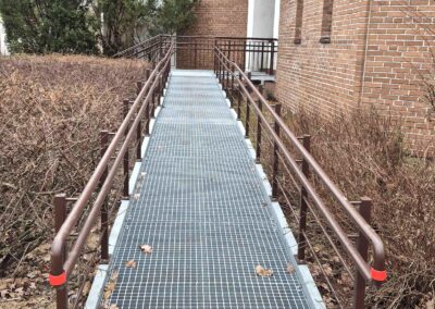 Schody zewnętrzne, podjazd dla niepełnosprawnych