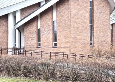 Schody zewnętrzne, podjazd dla niepełnosprawnych