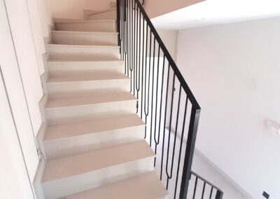 Elegancka balustrada malowana proszkowo