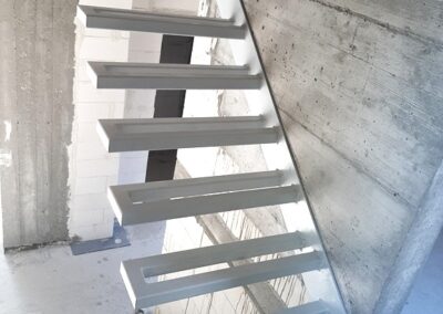 Konstrukcja stalowa schodów półkowych