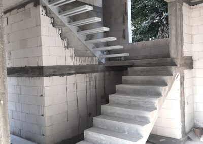 Konstrukcja stalowa schodów półkowych