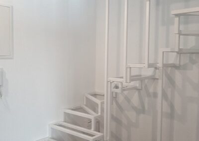 konstrukcja schodów, przygotowana pod zabudowę z drewna