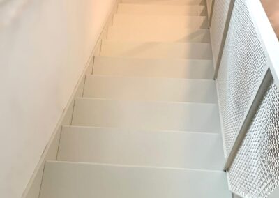 Schody dywanowe z giętej blachy, balustrada z siatki, całość malowana proszkowo