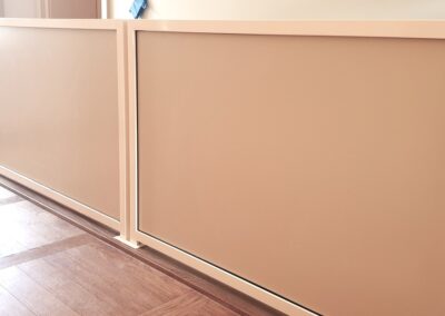Balustrada malowana proszkowo, wypełnienie płyta meblowa