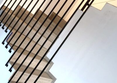 Balustrada harfowa, ukryte mocowania, piaskowana oraz malowana proszkowo.