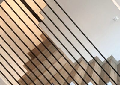 Balustrada harfowa, ukryte mocowania, piaskowana oraz malowana proszkowo.