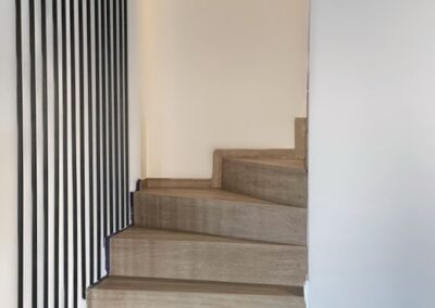 Balustrada harfowa, ukryte mocowania, piaskowana oraz malowana proszkowo.