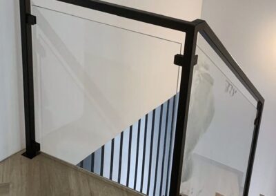 Balustrada wewnętrzna. Konstrukcja balustrady profil zamknięty, piaskowana oraz malowana proszkowo. Wypełnienie szkło bezpieczne hartowane laminowane.