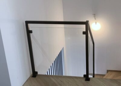 Balustrada wewnętrzna. Konstrukcja balustrady profil zamknięty, piaskowana oraz malowana proszkowo. Wypełnienie szkło bezpieczne hartowane laminowane.