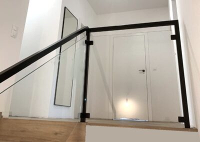 Balustrada wewnętrzna. Konstrukcja balustrady profil zamknięty, piaskowana oraz malowana proszkowo. Wypełnienie szkło bezpieczne hartowane laminowane.