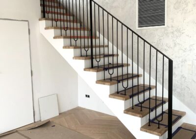 Elegancka, stylowa balustrada, malowana proszkowo. Balustrada przygotowana do montażu pochwytu drewnianego.