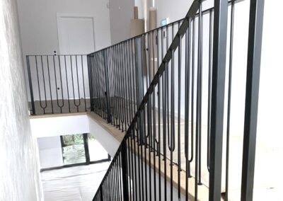 Elegancka, stylowa balustrada, malowana proszkowo. Balustrada przygotowana do montażu pochwytu drewnianego.