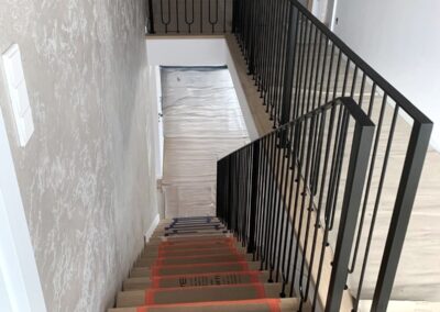 Elegancka, stylowa balustrada, malowana proszkowo. Balustrada przygotowana do montażu pochwytu drewnianego.