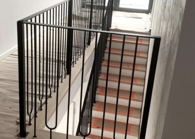 Elegancka, stylowa balustrada, malowana proszkowo. Balustrada przygotowana do montażu pochwytu drewnianego.