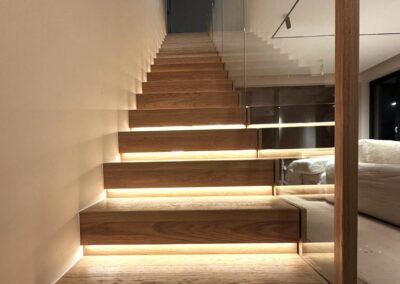 Schody dywanowe z balustradą szklaną