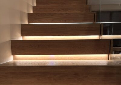 Schody dywanowe z balustradą szklaną