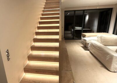 Schody dywanowe z balustradą szklaną